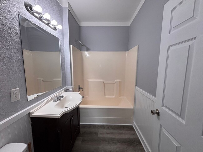 Building Photo - 3 Bedrooms, 2 Bathrooms - Home in Celenease!