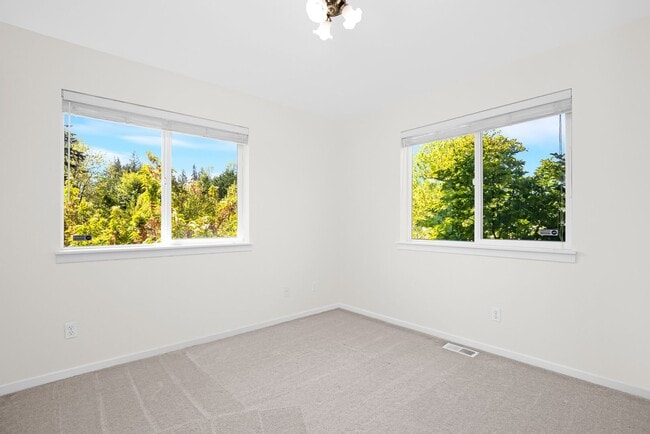 Building Photo - Kirkland Rose Hill - 2 Bedroom Plus Office & Bonus Room & Garage