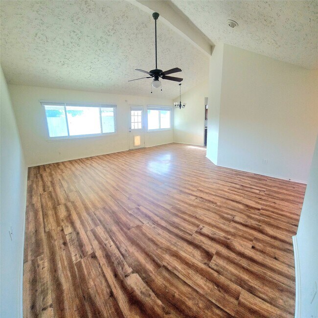 Building Photo - 7211 Skylight Ln
