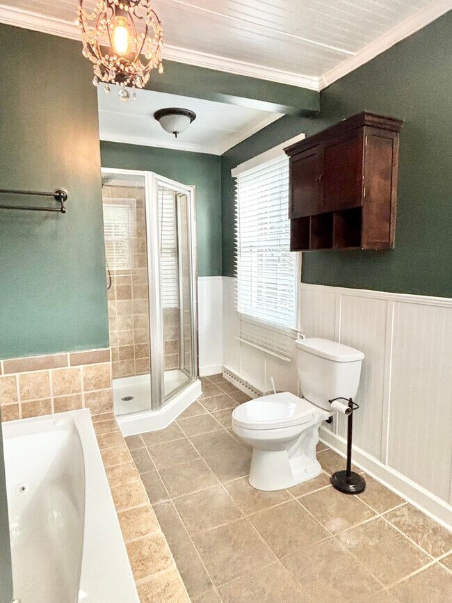 Building Photo - Spacious 3 Bedroom Convenient to Downtown High Point!