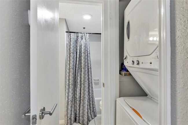 Building Photo - 2750 Holly Hall St