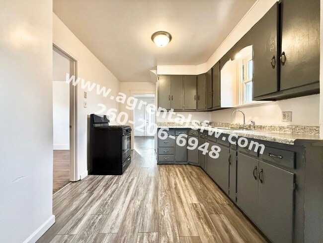 Building Photo - 4 Bedroom House