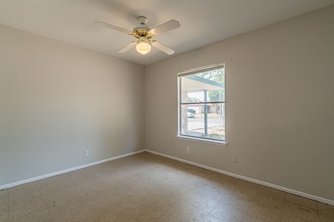Building Photo - 9518 Millbrook Dr