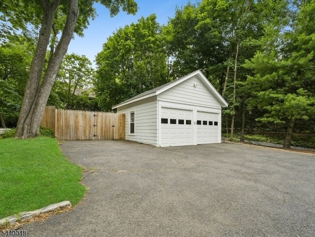 Building Photo - 485 Valley Rd