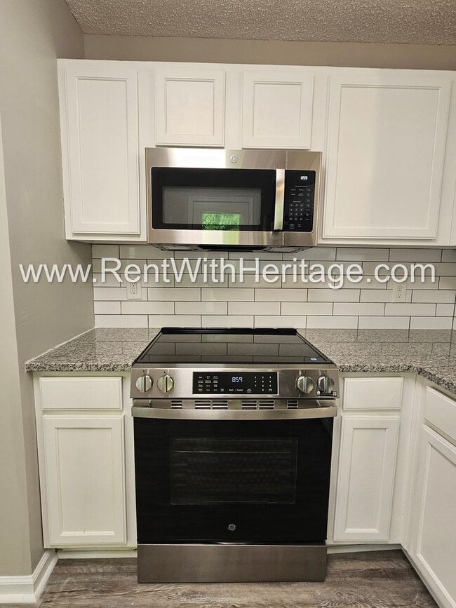 Building Photo - Gorgeous 5 bedroom/ 3 bath/ Upgrades Galor...