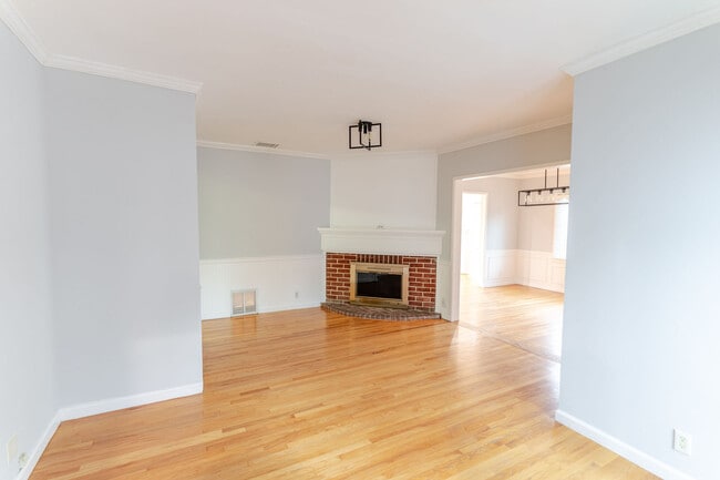 Building Photo - 640 E Valencia Ave