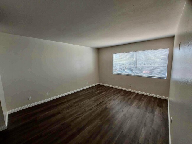 Building Photo - Recently Renovated 3-Bed, 2-Bath Condo