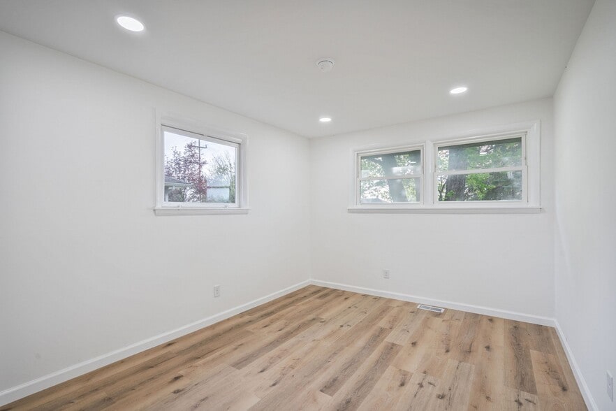 Building Photo - 3706 S Park Rd
