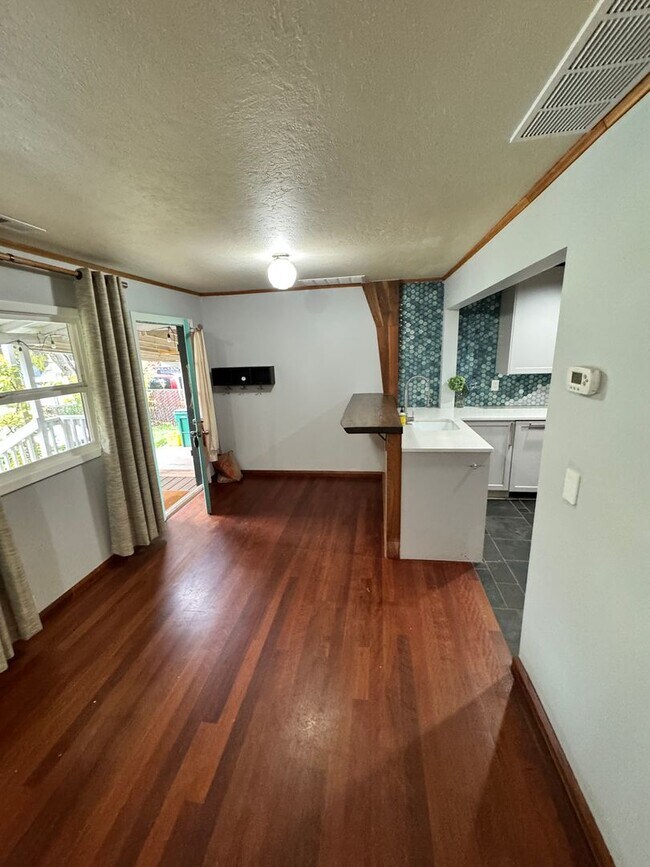 Building Photo - Eclectic Portland Home with Modern Touches...