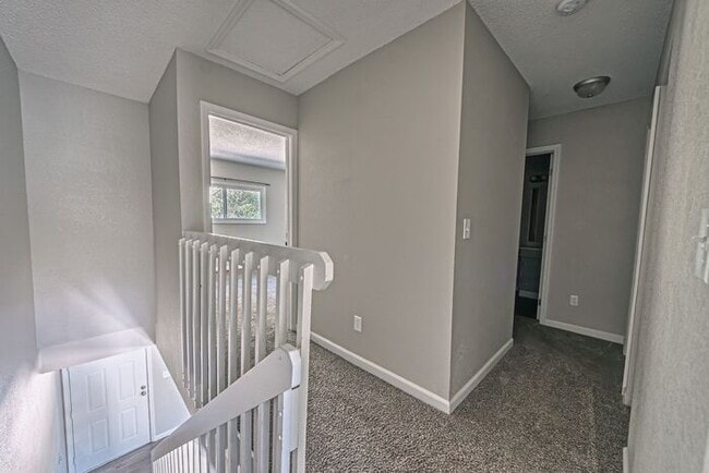 Building Photo - 3 Bed 2 Bath Townhouse, newly renovated! - MOVE IN SPECIAL