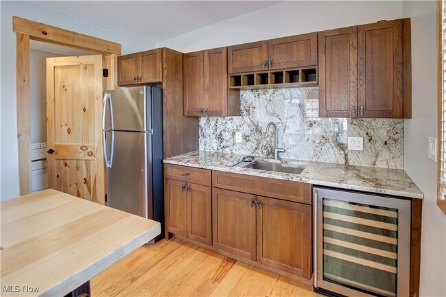 Building Photo - 425 W Lakeside Ave