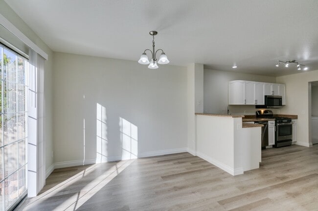 Building Photo - North Summerlin Townhouse with attached garage - 2 master suites