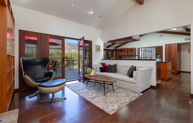 Building Photo - 622 Cowles Rd