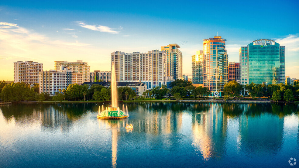 Live at the Paramount with views of beautiful Lake Eola - Paramount on Lake Eola