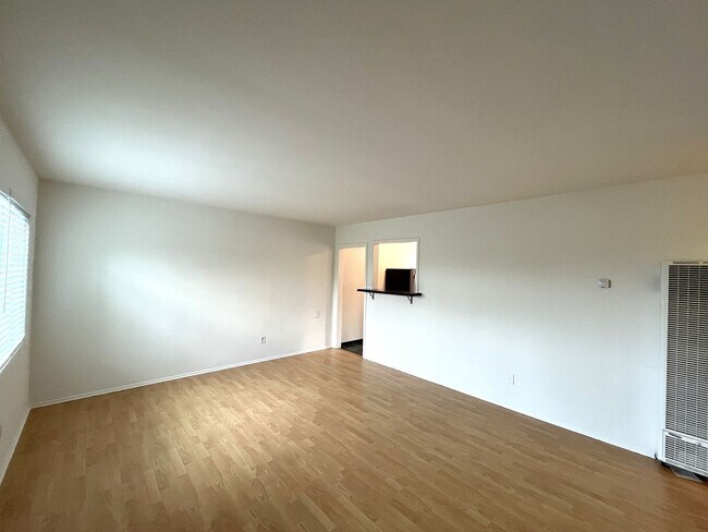 Building Photo - 1bd/1bth South Park Apartment with Plank F...