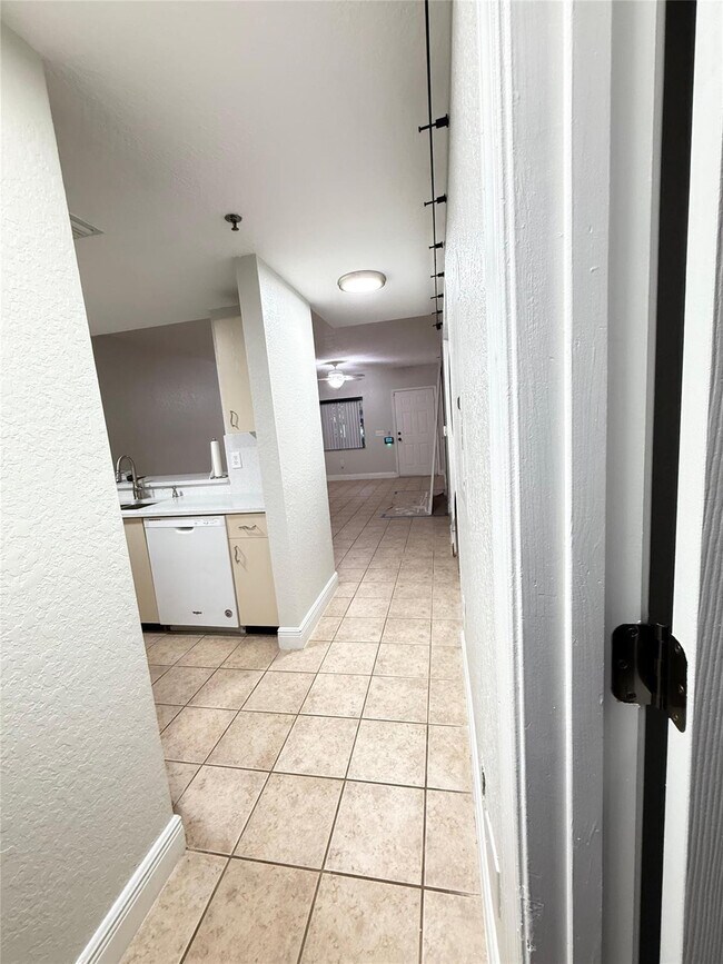 Building Photo - 2901 Riverside Dr