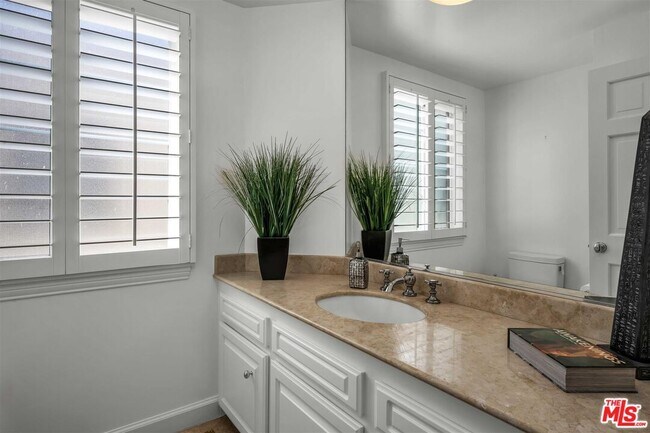 Building Photo - 11745 Montana Ave