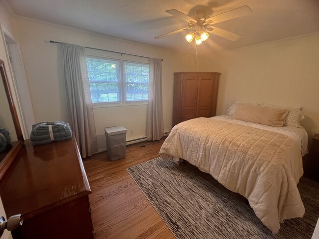 Building Photo - Charming 3 bedroom, 1 1/2 bathroom home in...