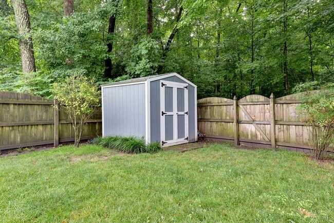 Building Photo - Spacious Home on Wooded Lot!