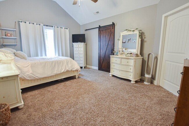 Building Photo - Pet Friendly Four Bedroom!