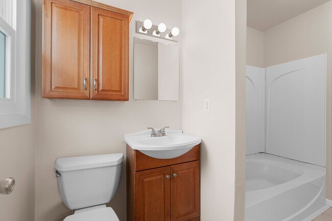 Building Photo - 1045 Green Acres Ln