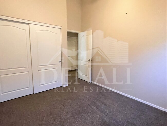 Building Photo - 1121 S Western Skies Dr