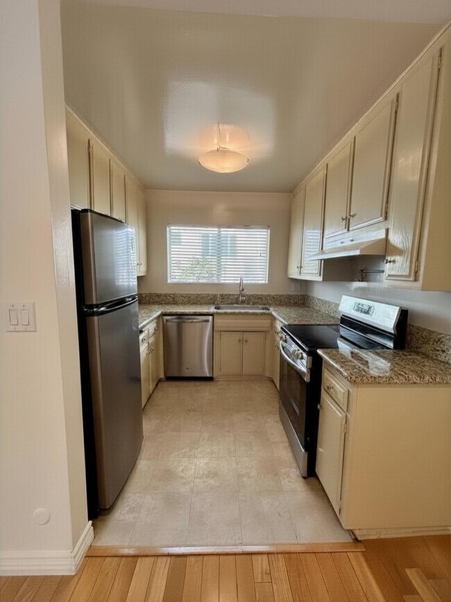 Building Photo - 2042 Beachwood Dr