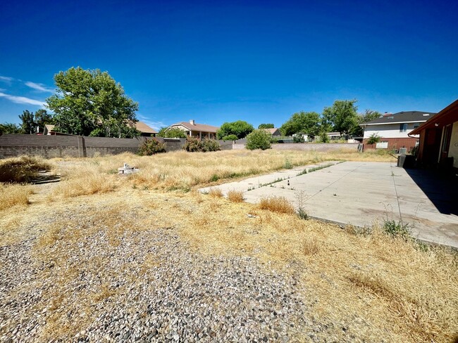 Building Photo - Six Bedroom Home in Bloomington Ranches