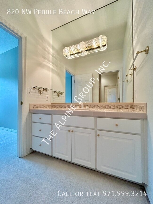 Building Photo - 820 NW Pebble Beach Way