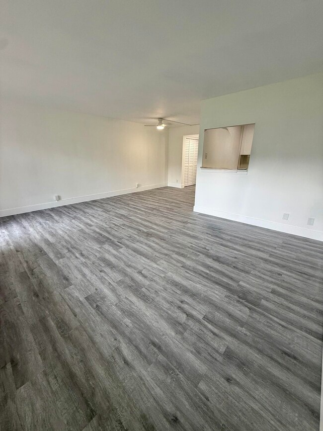 Building Photo - 384 Fanshaw J