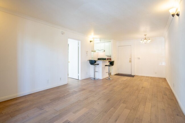Building Photo - 1 Bedroom / 1 Bathroom Rear Condo Unit