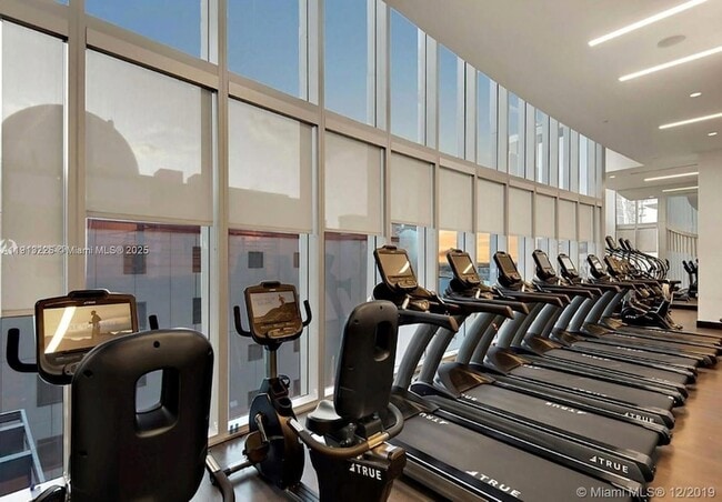 Building Photo - 851 NE 1st Ave