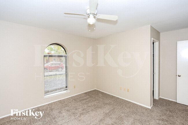 Building Photo - 302 Wildbriar Dr