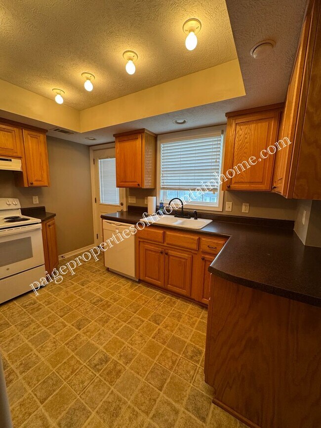 Building Photo - Charming 2-bedroom, 1-bath