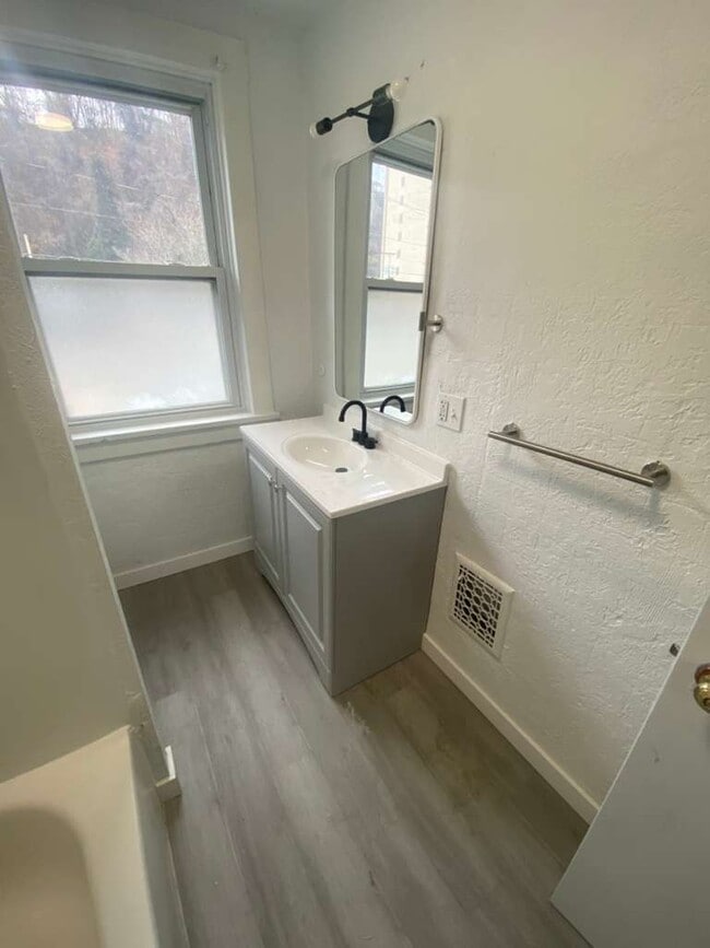 Building Photo - 712 Franklin Ave