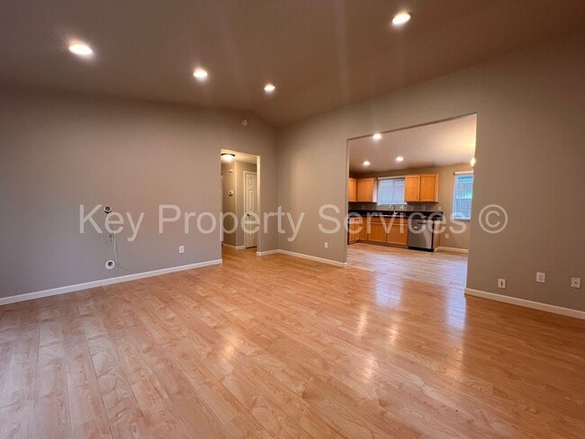 Building Photo - Charming Home in Quiet Image Neighborhood