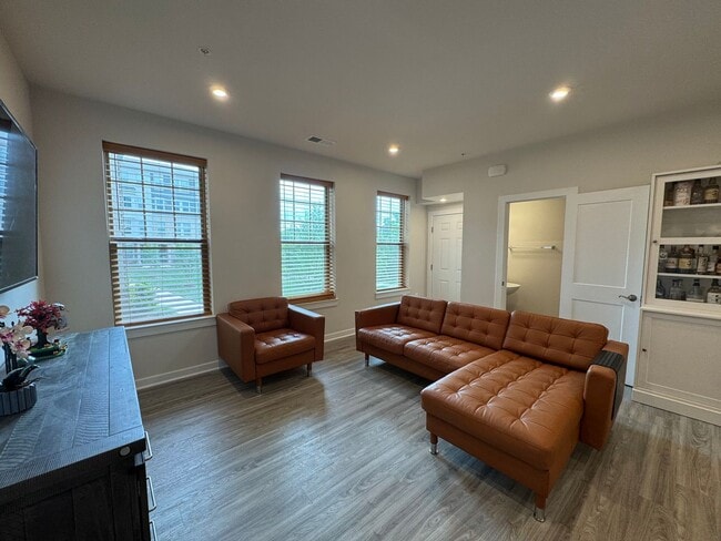 Building Photo - Stunning 2 Bed 2 Bath Interior Townhome In...