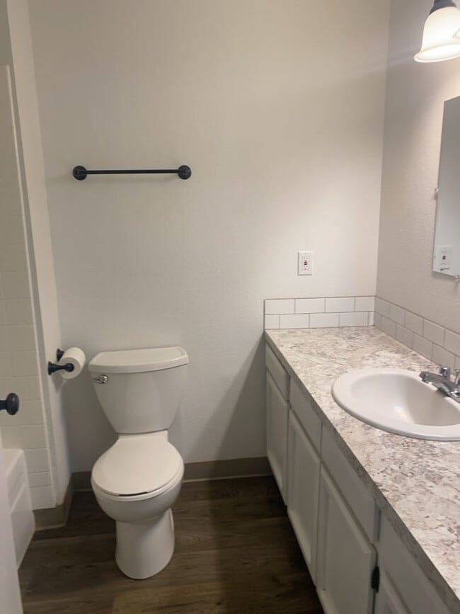 Building Photo - Lake Shore 3 Bedroom- Single Level!