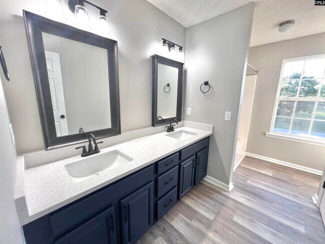 Building Photo - 301 Legend Oaks Dr