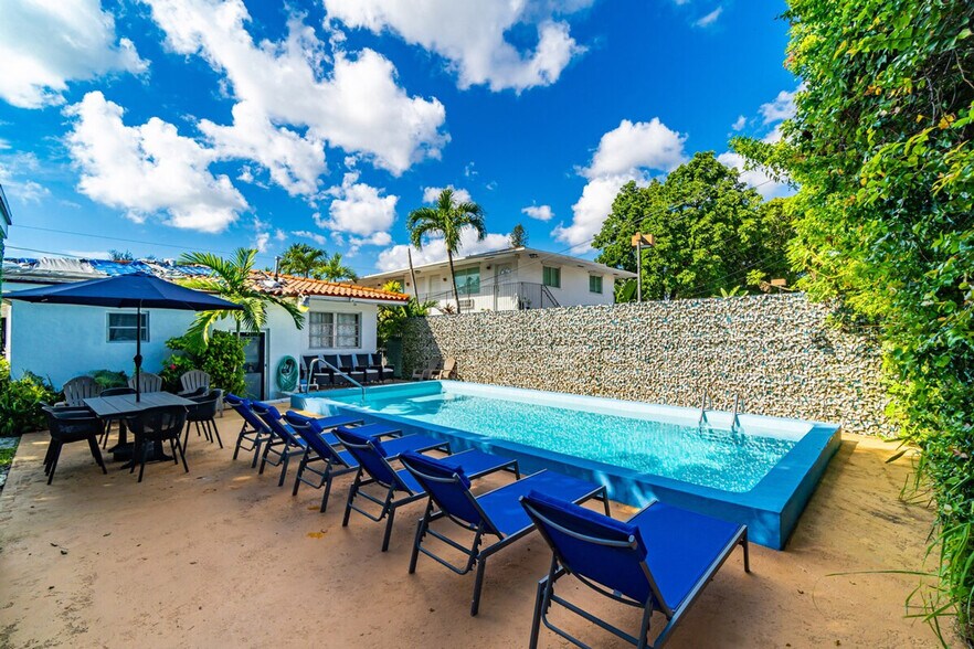 Building Photo - 975-977-977 SW 10th St