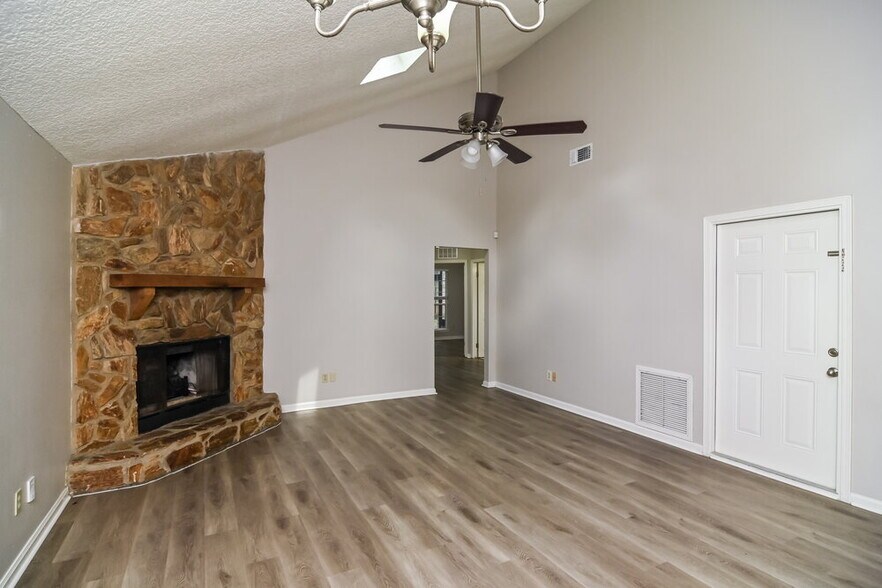 Building Photo - 1845 Alberta Ct N