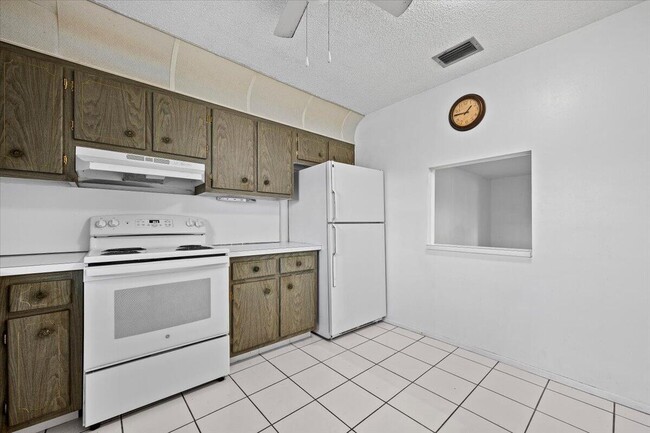 Building Photo - 102 Amherst Ln