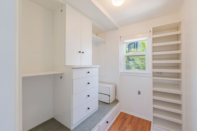 Building Photo - Classic Hermosa Beach Home!