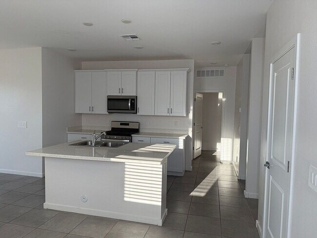 Building Photo - Move in today and enjoy