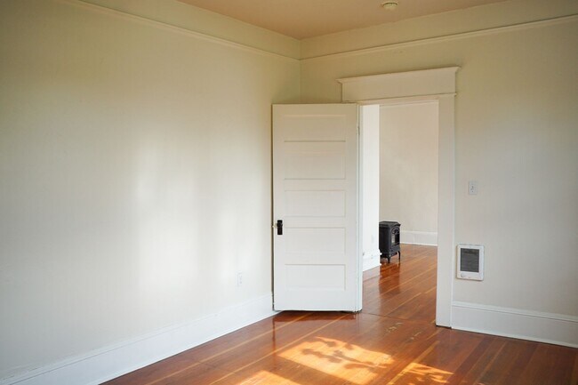 Building Photo - 1008 N Killingsworth St