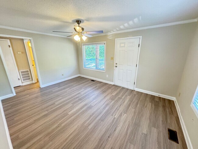 Building Photo - Shady Circle