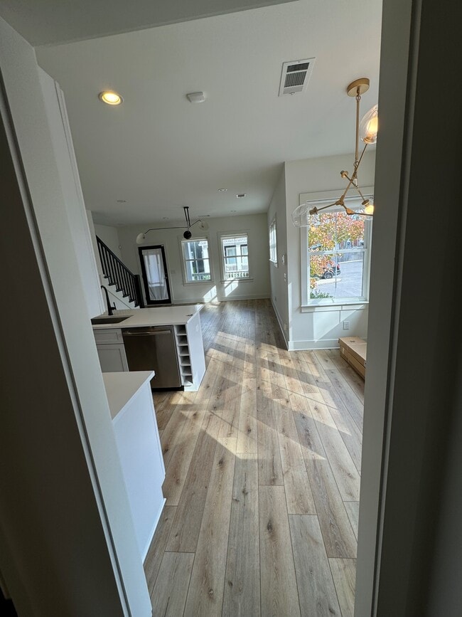 Building Photo - 509 Rosedale Ave