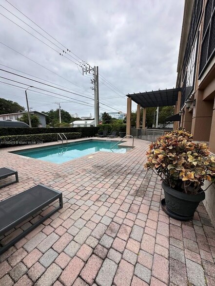 Primary Photo - 3590 Coral Way
