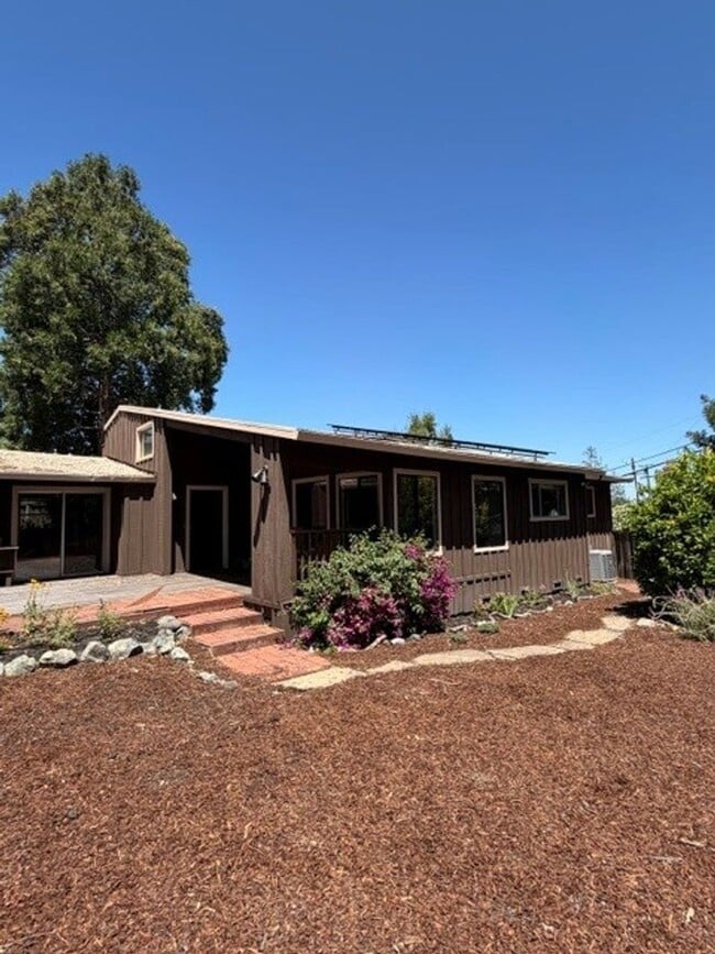 Building Photo - 775 Hillcrest Way