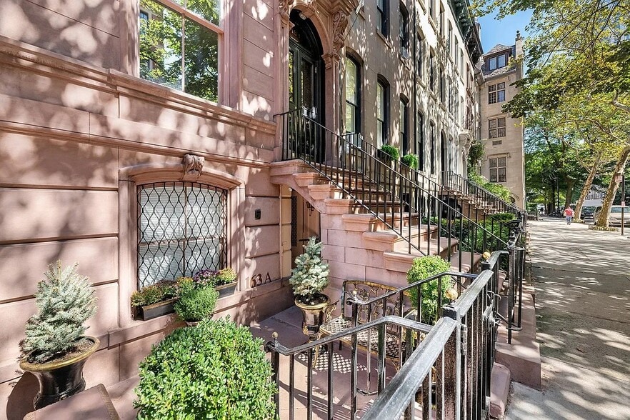 Building Photo - 163 E 71st St